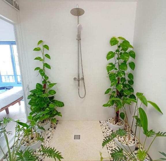 غرفة ديلوكس مطلة على حمام السباحة, The B Resort