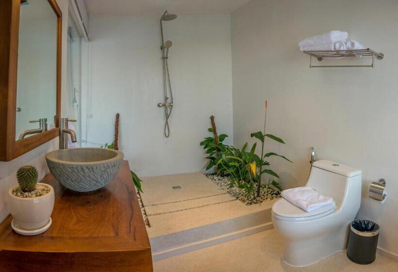 غرفة ديلوكس مطلة على حمام السباحة, The B Resort