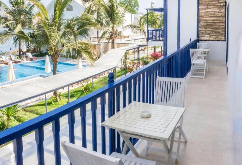 غرفة ديلوكس مطلة على حمام السباحة, The B Resort