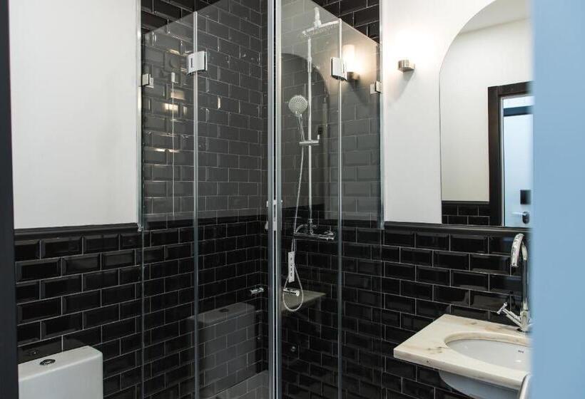 اتاق استاندارد سه نفره, The Twenties