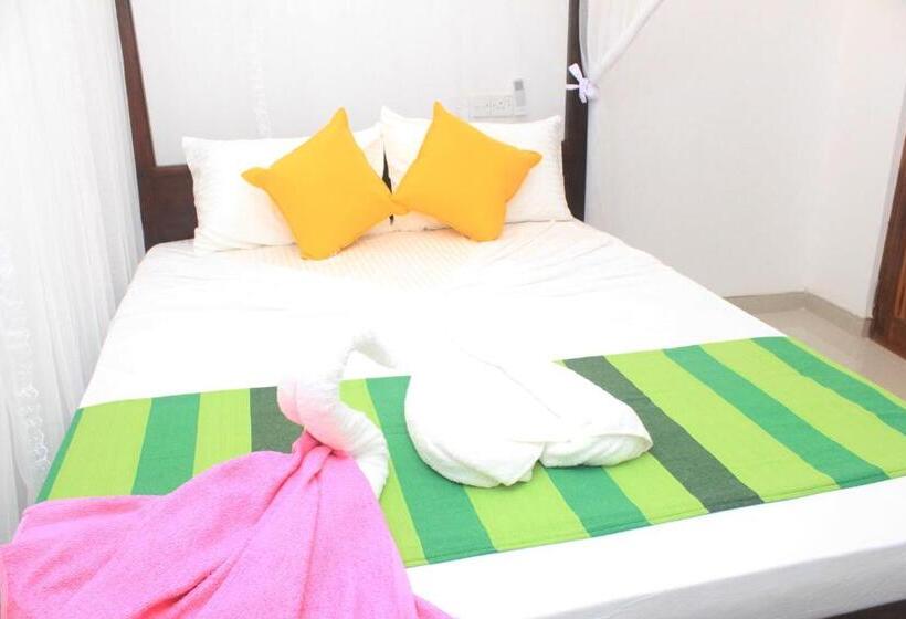 Camera Standard, Bejewelled Sigiriya