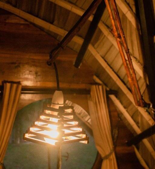 اتاق لوکس با تخت بزرگ, Igabara Hobbit House