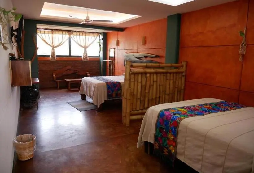 اتاق لوکس, Madre Tierra Hotel & Coworking & Hostal