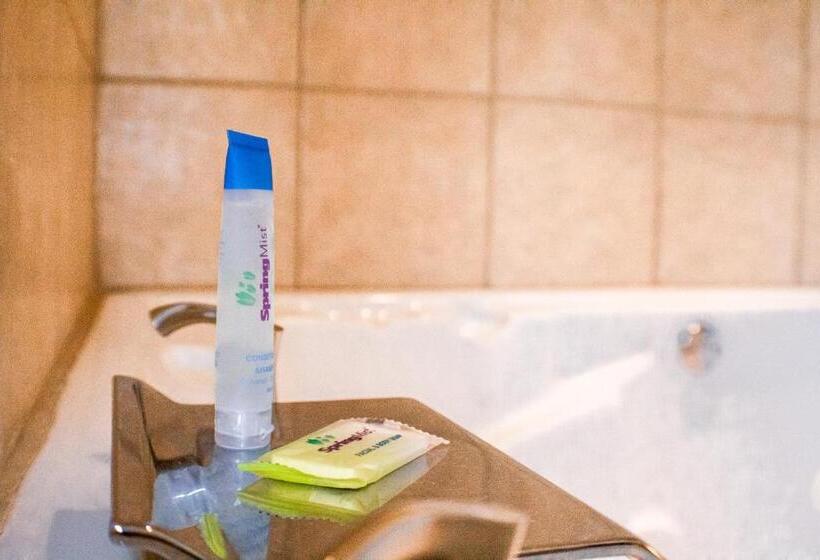 キングサイズベッドのスイートルーム, Victorian Inn & Suites York