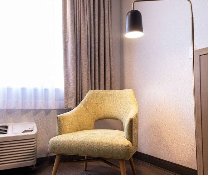 جناح إدارى, Oxford Suites Redding