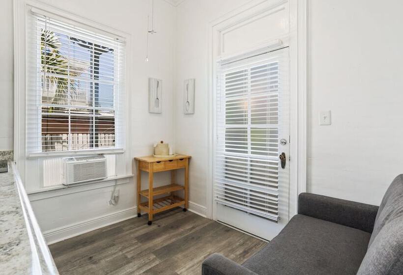 주니어 스위트, The Palms