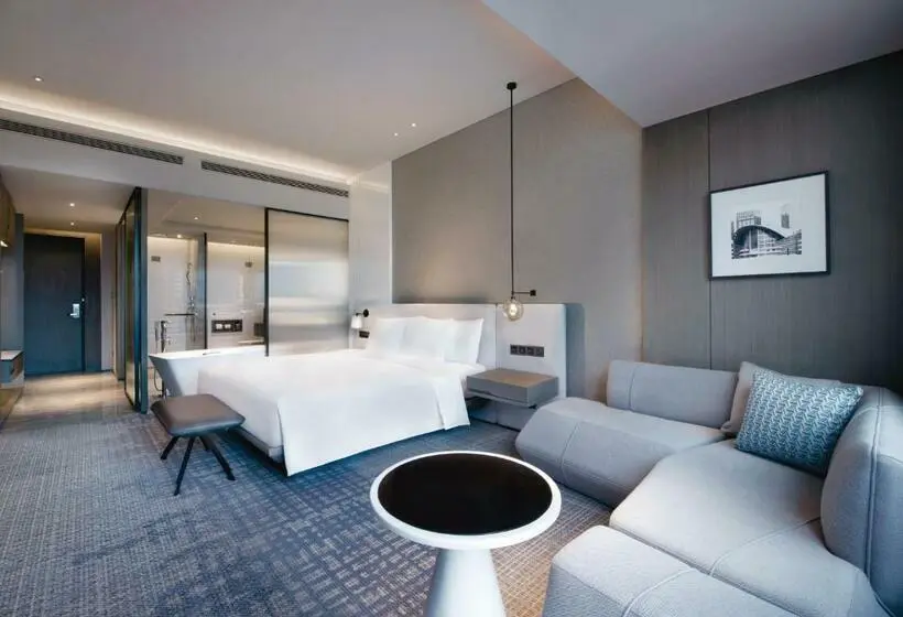 キングサイズベッドのデラックスルーム, Crowne Plaza Shenzhen World Exhibition And Convention Center, An Ihg