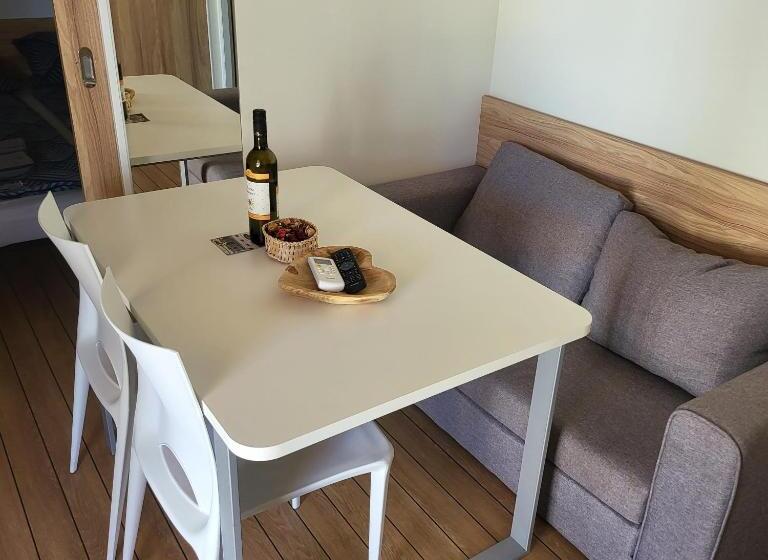 منزل غرفة نوم واحدة, Mobile Home Tim