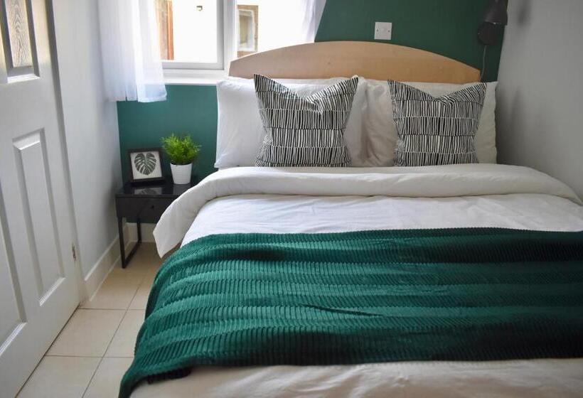 Номер Стандарт, The Spinney