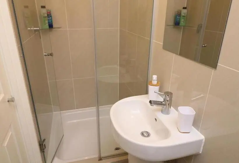 Habitació Triple Estàndard, The Spinney
