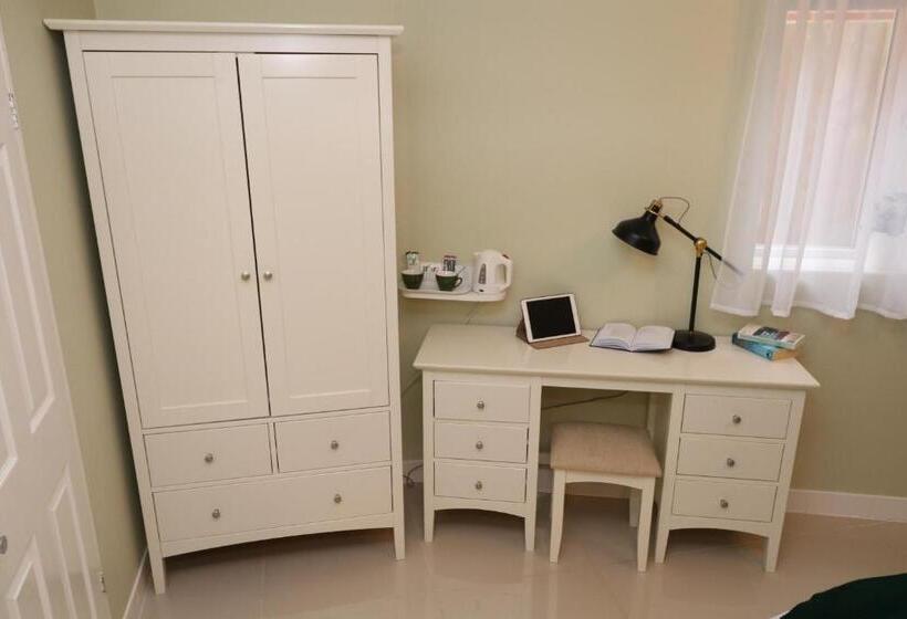 Семейный Номер, The Spinney