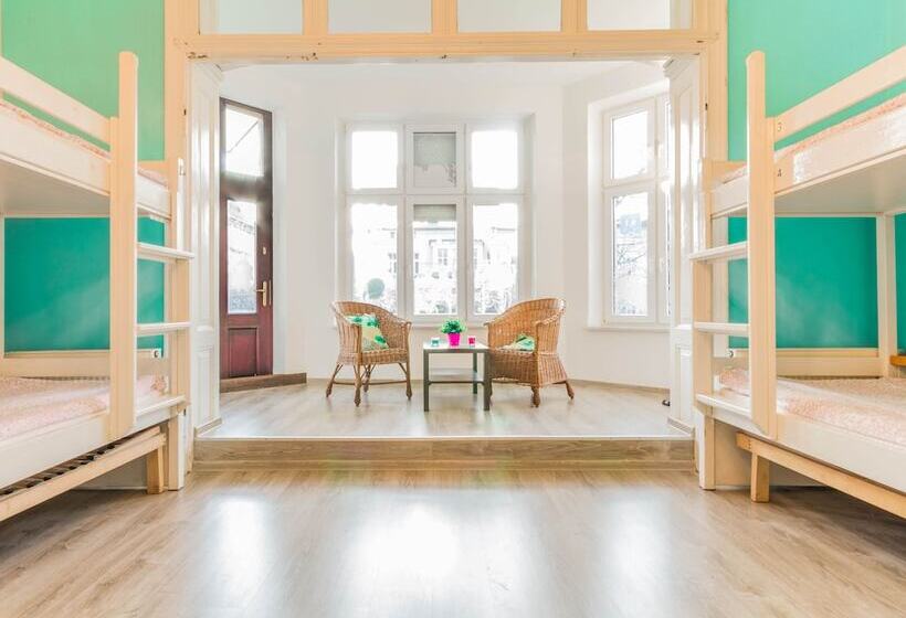 تختخواب در اتاق مشترک, Dream Hostel