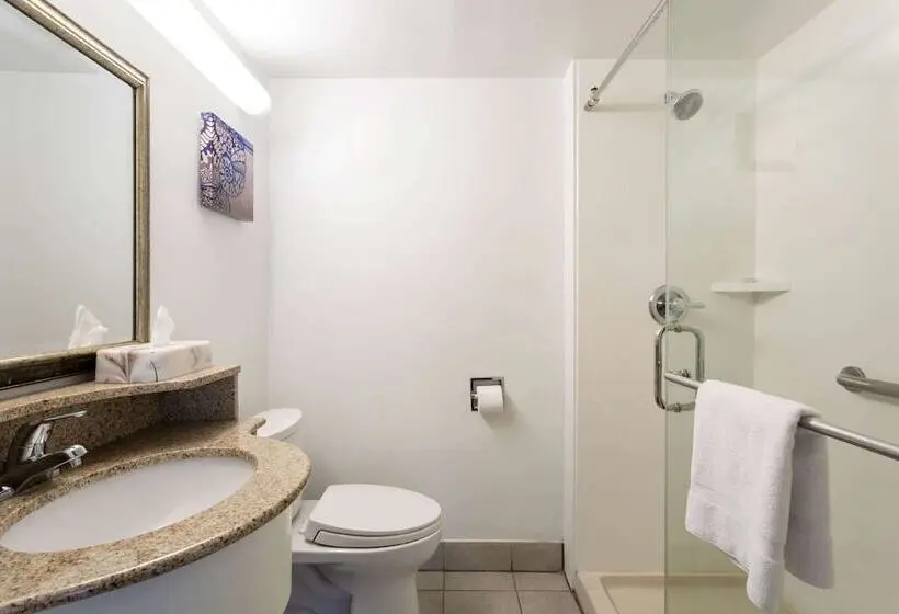 Deluxe-huone, Ramada By Wyndham Virginia Beach