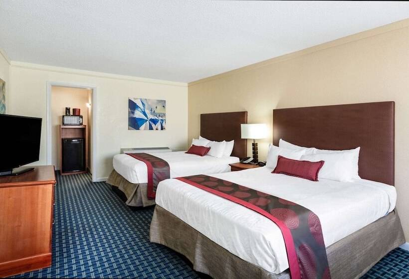 Номер Deluxe, Ramada By Wyndham Virginia Beach