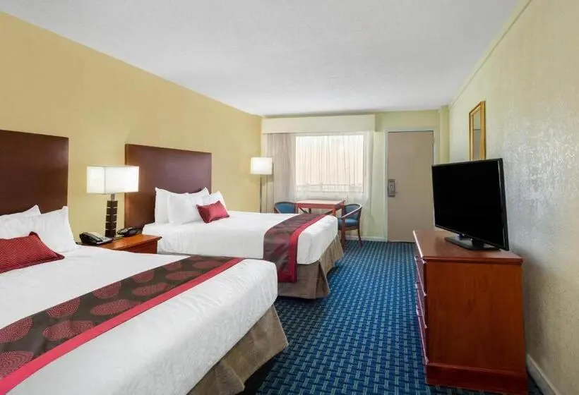 Deluxe-huone, Ramada By Wyndham Virginia Beach