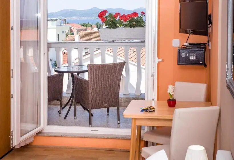 استودیو استاندارد با چشمانداز دریا و بالکن, Villa Valentina
