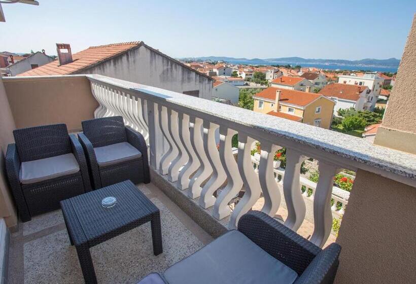 Family studio with sea view, Villa Valentina