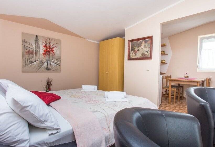 Family studio with sea view, Villa Valentina