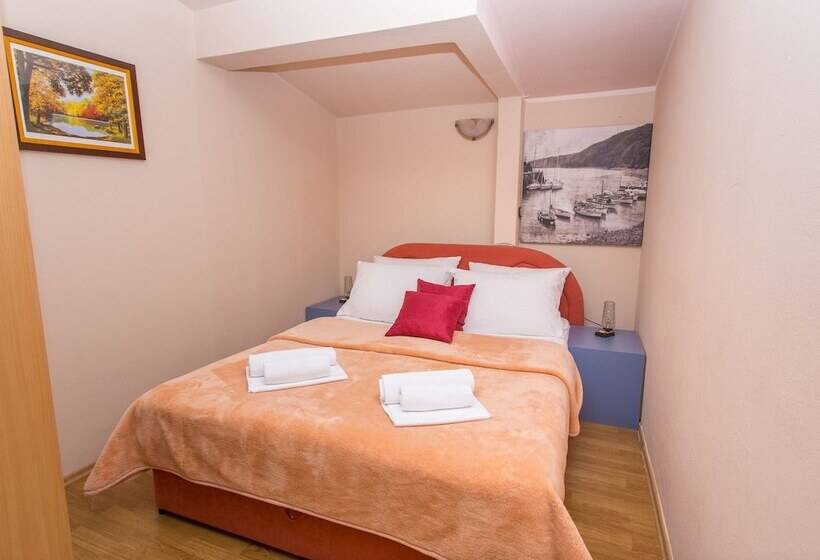 Family studio with sea view, Villa Valentina