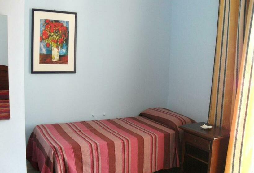 Camera Tripla Standard, Piro