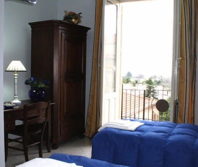 Camera Tripla Standard, Piro