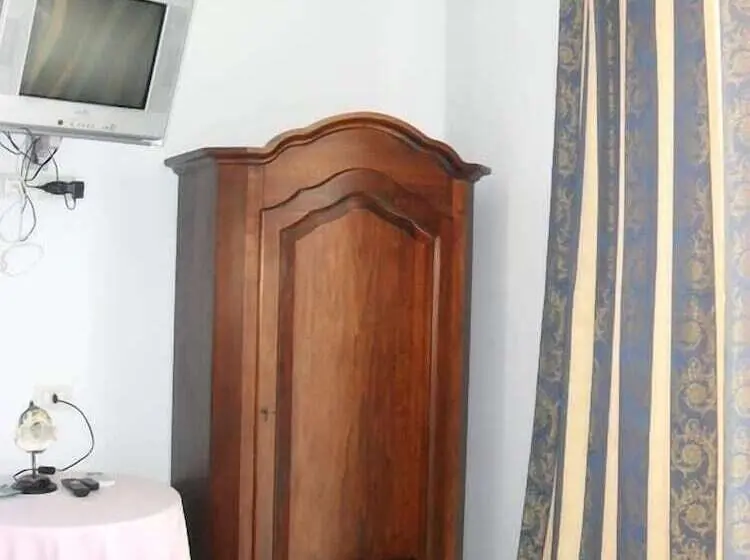 اتاق استاندارد سه نفره, Piro