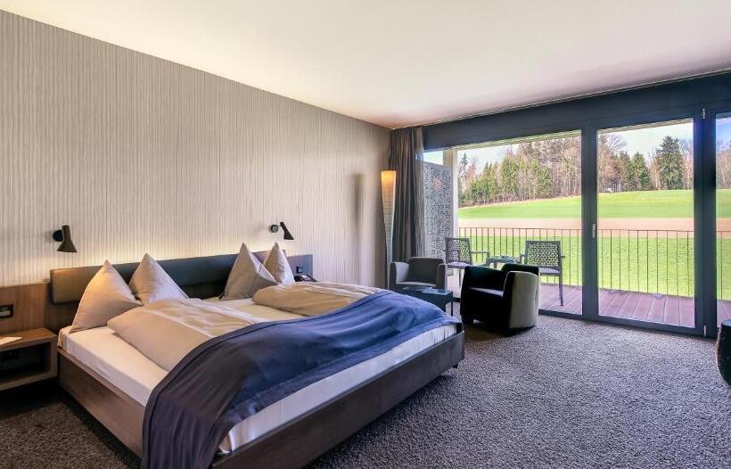 Номер Стандарт с Балконом, Small Luxury Hotel Wellnesshotel Golfpanorama