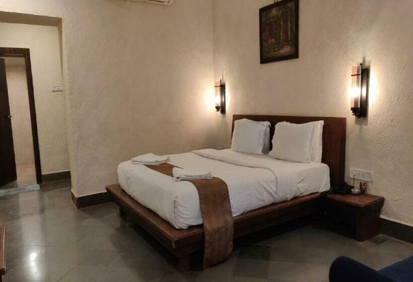 家庭间, Adamo The Village