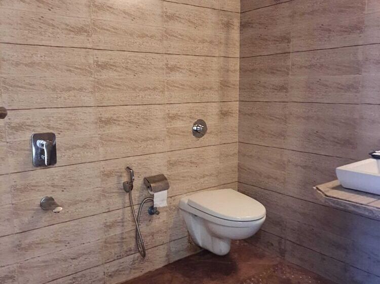 家庭套房, Adamo The Village