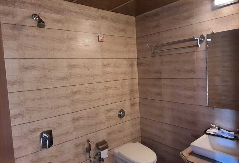 家庭套房, Adamo The Village