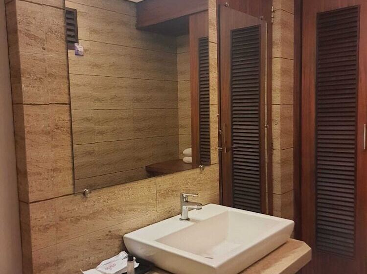 豪华房间, Adamo The Village