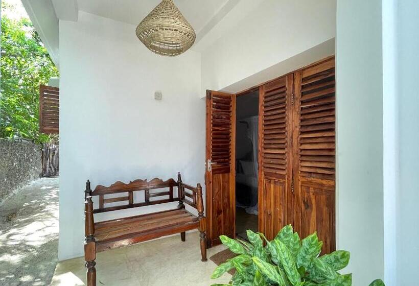 غرفة قياسية مطلّة علي الحديقة, Meliks