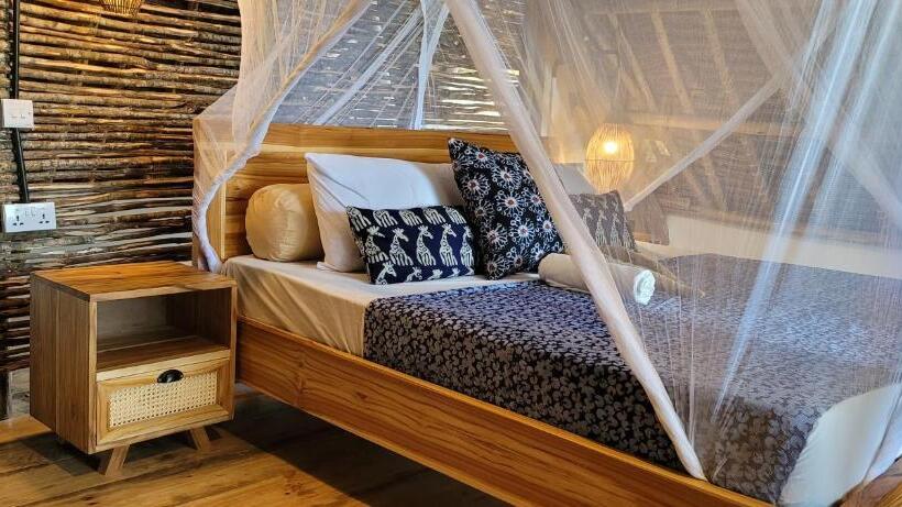 غرفة قياسية مطلّة علي البحر, Meliks