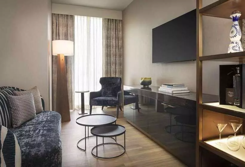 اتاق استاندارد با تخت بزرگ, Champlain Burlington, Curio Collection By Hilton