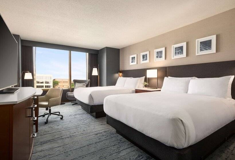 اتاق استاندارد با چشم‌انداز دریاچه, Champlain Burlington, Curio Collection By Hilton