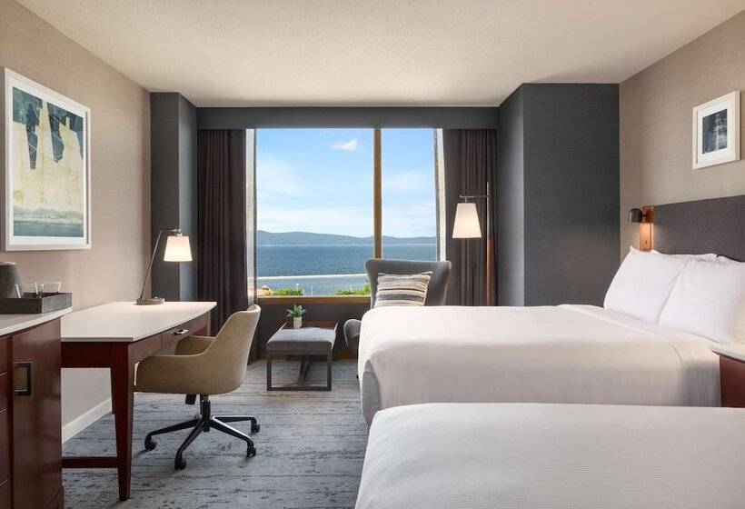 اتاق استاندارد با چشم‌انداز دریاچه, Champlain Burlington, Curio Collection By Hilton