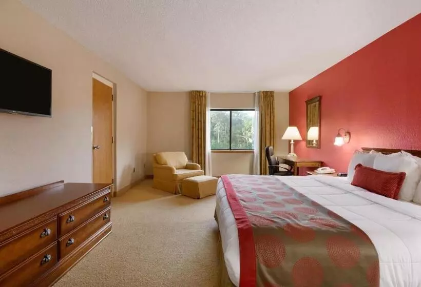 キングサイズベッドのデラックススイート, Ramada By Wyndham Raleigh