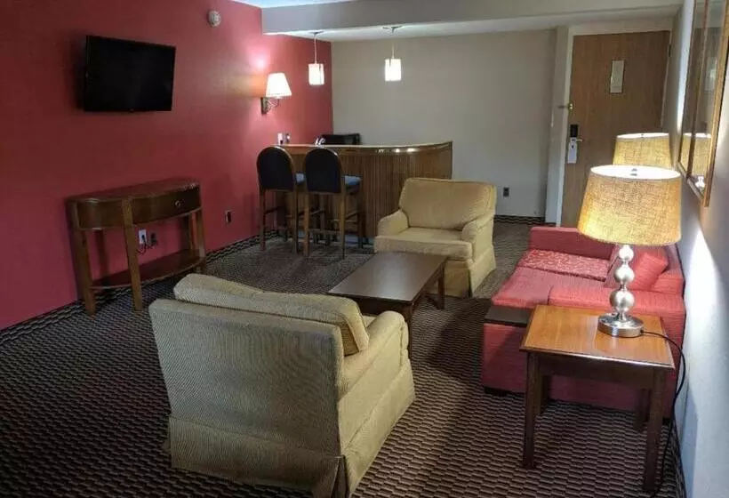 キングサイズベッドのデラックススイート, Ramada By Wyndham Raleigh