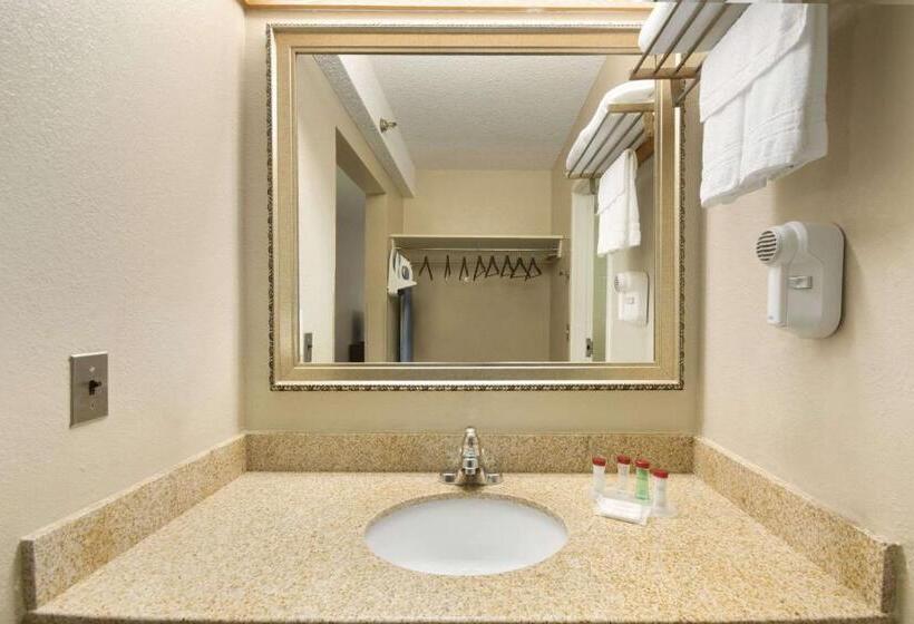 سوییت لوکس, Ramada By Wyndham Raleigh