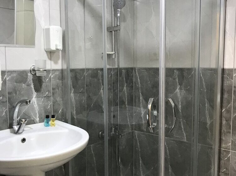 اتاق خانوادگی با چشمانداز دریا, Nevizade