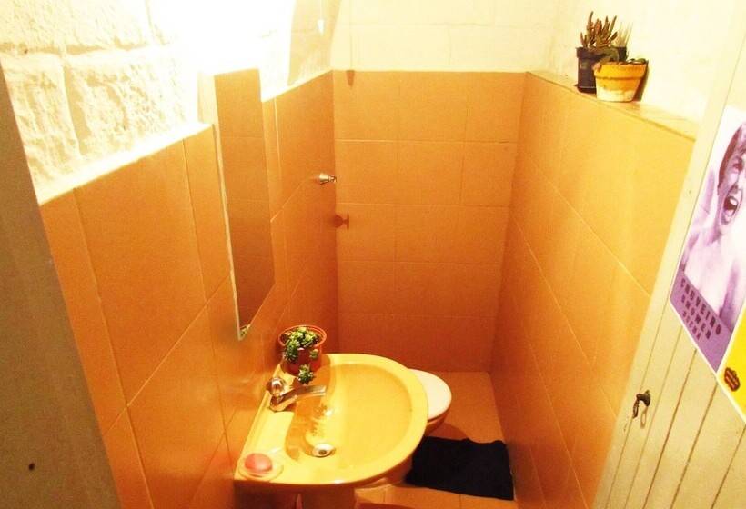 סוויטה, Buena Vista Hostel