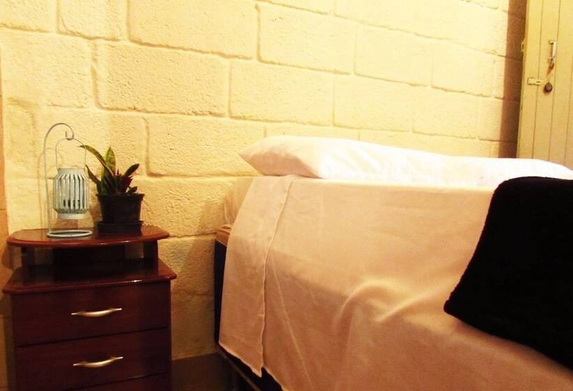 סוויטה, Buena Vista Hostel