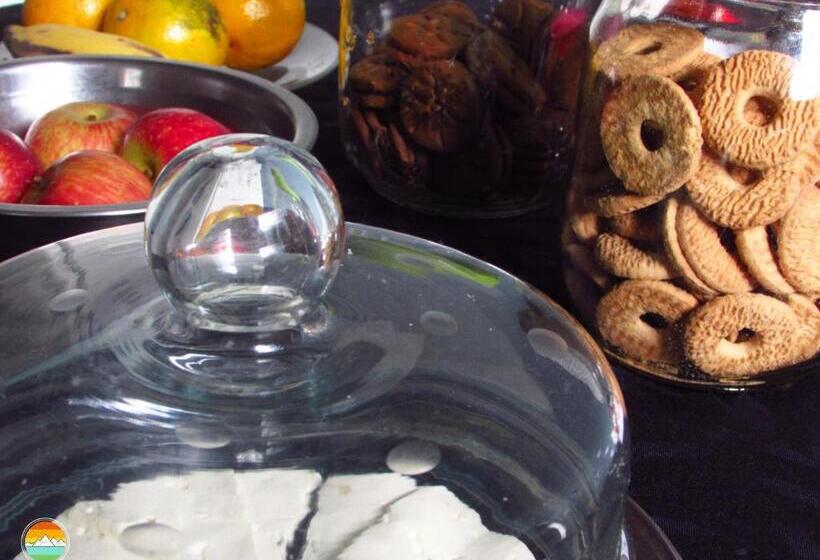 סוויטה, Buena Vista Hostel