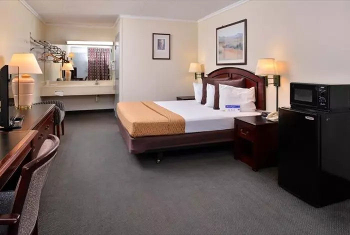 キングサイズベッドのスタンダードルーム, Castle Inn & Suites Anadarko