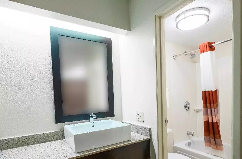 デラックスルーム, Red Roof Inn Toledo  University