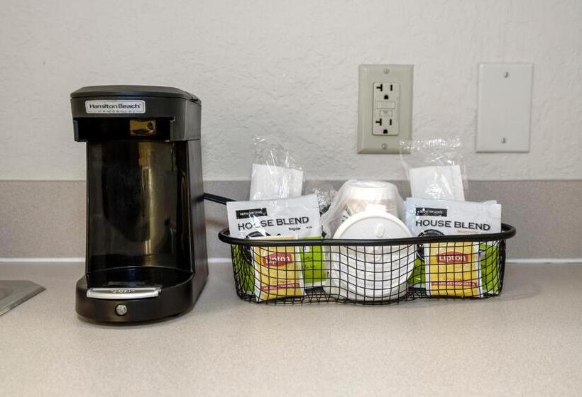 غرفة قياسية لذوى الاحتياجات الخاصة, Red Roof Inn Plus + Gainesville