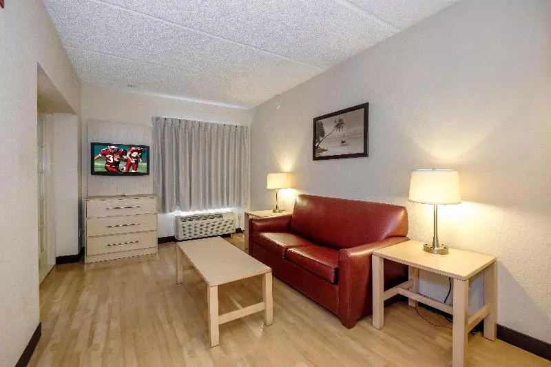 キングサイズベッドのスイートルーム, Red Roof Inn Plus + Gainesville
