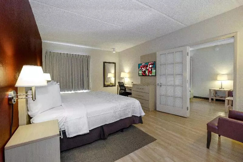 キングサイズベッドのスイートルーム, Red Roof Inn Plus + Gainesville