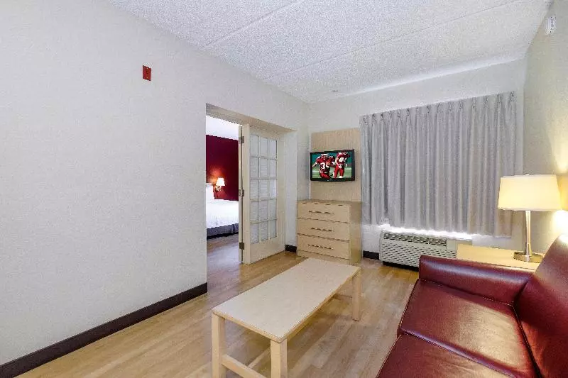 キングサイズベッドのスイートルーム, Red Roof Inn Plus + Gainesville