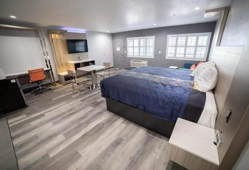 Deluxe Suite King Bed, Travelodge By Wyndham Whittier